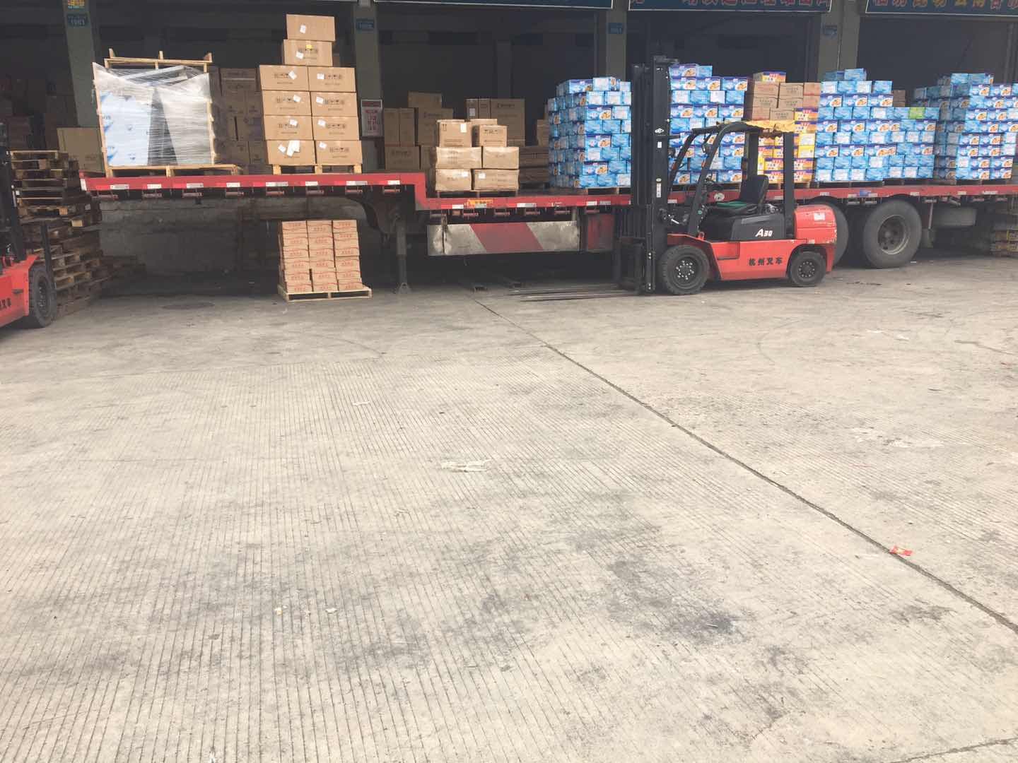 物流货物装车作业现场